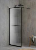 Cassøe fast brusevæg - Mat sort ramme/Riftlet glas - 95 cm Cassøe fast brusevæg - Mat sort ramme/Riftlet glas - 95 cm