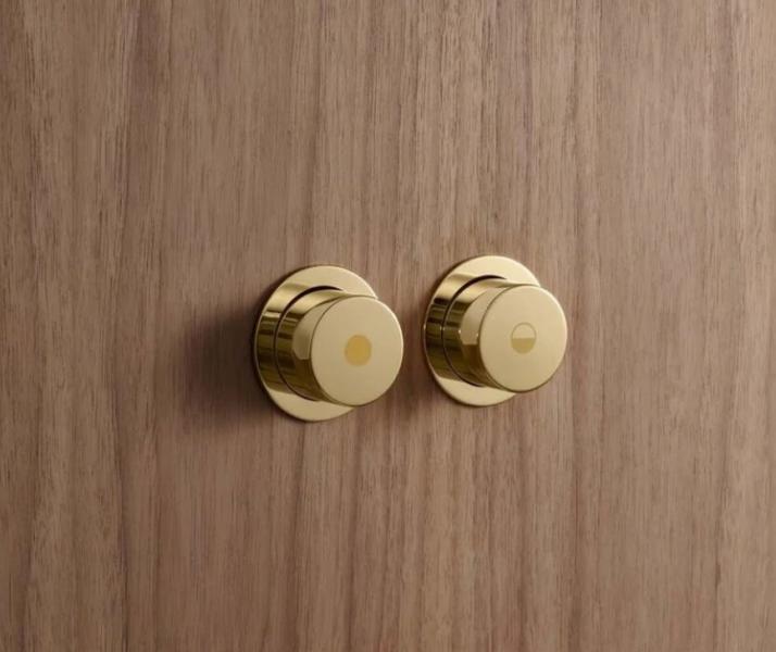 Vola A83 pneumatisk dobbelt trykknapsæt - Messing natur Vola A83 pneumatisk dobbelt trykknapsæt - Messing natur