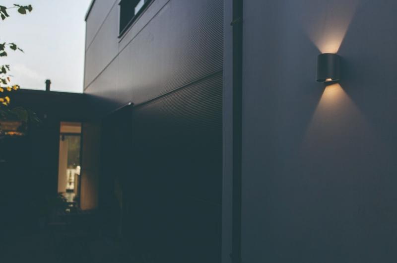 Lutec Architectural Gemini Beams afrundet udendørslampe til væg - Mat sort