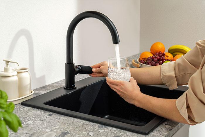 hansgrohe Vernis Blend M35 210 køkkenarmatur m/ svingtud - Mat sort