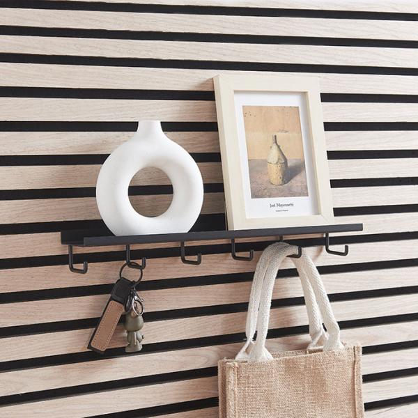 Sort hylde m/6 kroge til akustikpanel - Vandret/lodret Sort hylde m/6 kroge til akustikpanel - Vandret/lodret