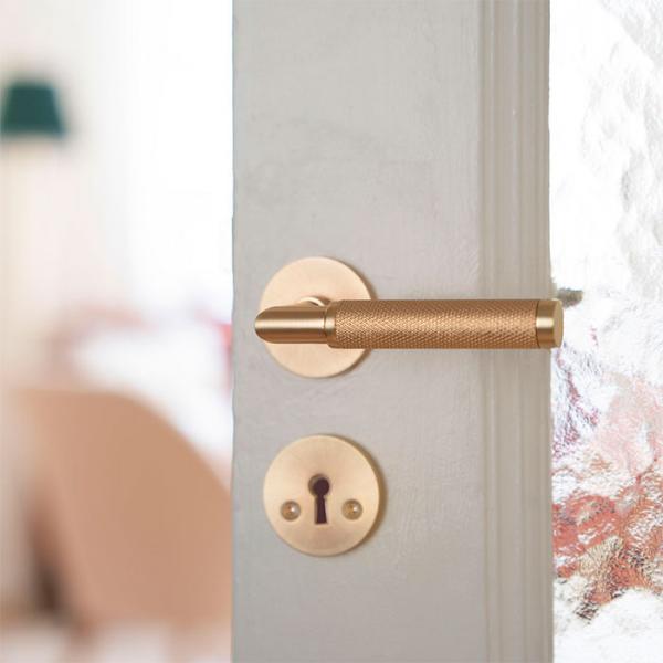 Beslagsboden Design indendørs dørhåndtag m/crystal cut - Børstet messing PVD - Sæt á 4 stk Beslagsboden Design indendørs dørhåndtag m/crystal cut - Børstet messing PVD - Sæt á 4 stk