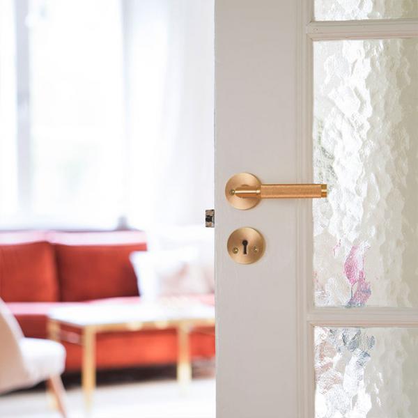 Beslagsboden Design indendørs dørhåndtag m/crystal cut - Børstet messing PVD Beslagsboden Design indendørs dørhåndtag m/crystal cut - Børstet messing PVD