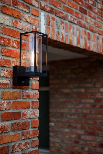 Lutec Tradition Flair 1 udendørslampe til væg m/sensor - Mat sort Lutec Tradition Flair 1 udendørslampe til væg m/sensor - Mat sort