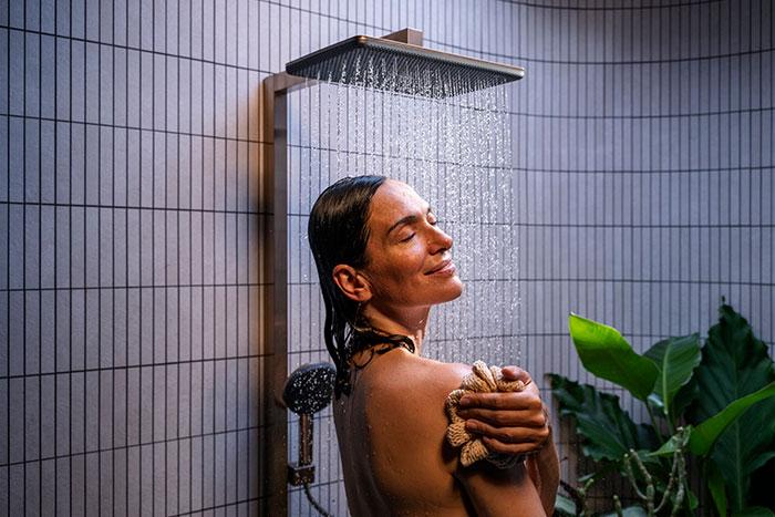 hansgrohe Raindance Alive Q Showerpipe 200/340 1jet m/ShowerSelect Comfort og EcoSmart - Børstet bronze