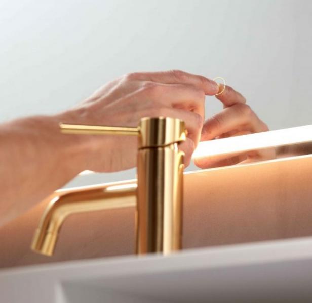 Luca firkantet spejl m/integreret LED lys, backlight og touch - 80 cm Luca firkantet spejl m/integreret LED lys, backlight og touch - 80 cm